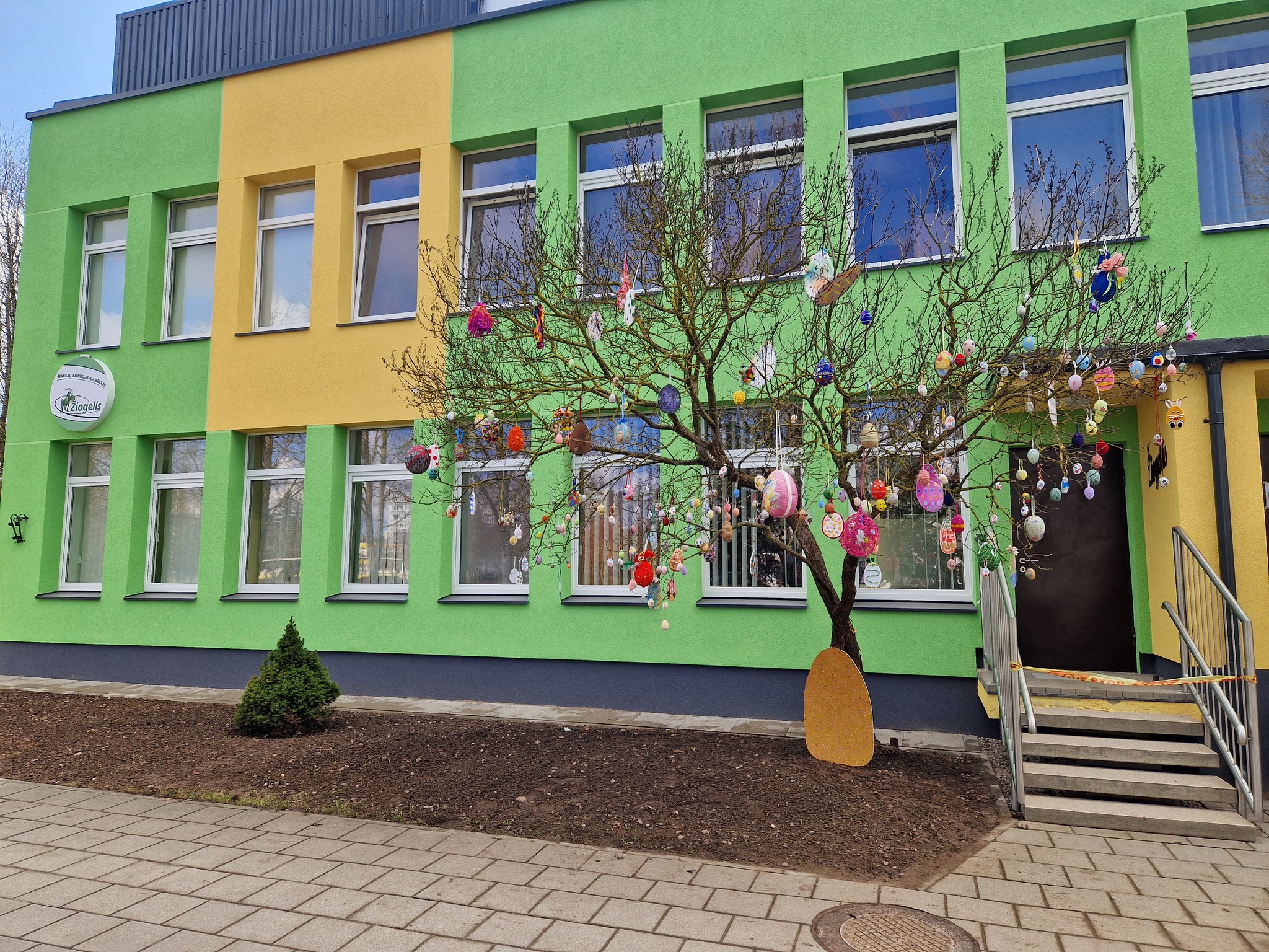 Šiaulių lopšelis-darželis ,,Žiogelis“ – fizinio raštingumo ABC mokykla: tai sveikatą stiprinanti, Aktyvi, STEAM veiklą plėtojanti, turinti baseiną ikimokyklinio ugdymo mokykla.